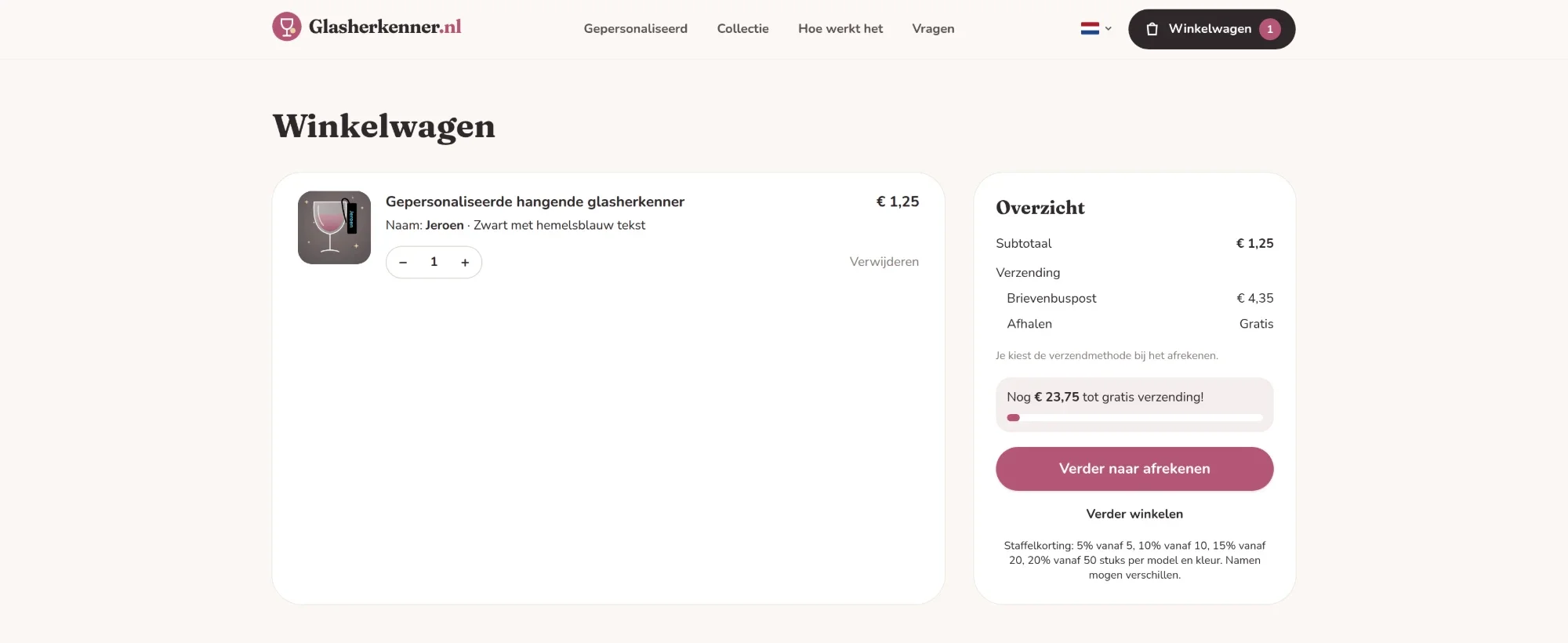 Winkelwagen met een glasherkenner, verzendopties en de melding hoeveel er nog nodig is voor gratis verzending